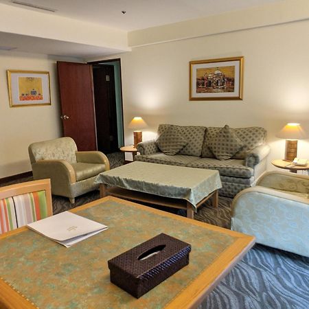 Howard Beach Resort Кэньдин Экстерьер фото A living room in a suite at the hotel