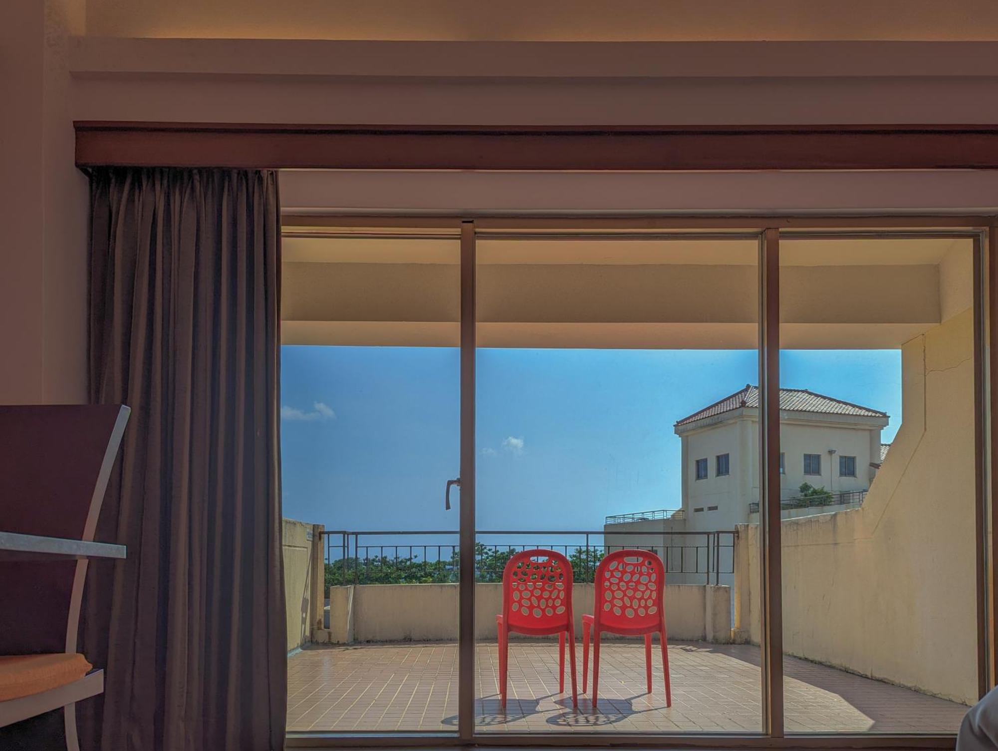 Howard Beach Resort Кэньдин Экстерьер фото A sliding door