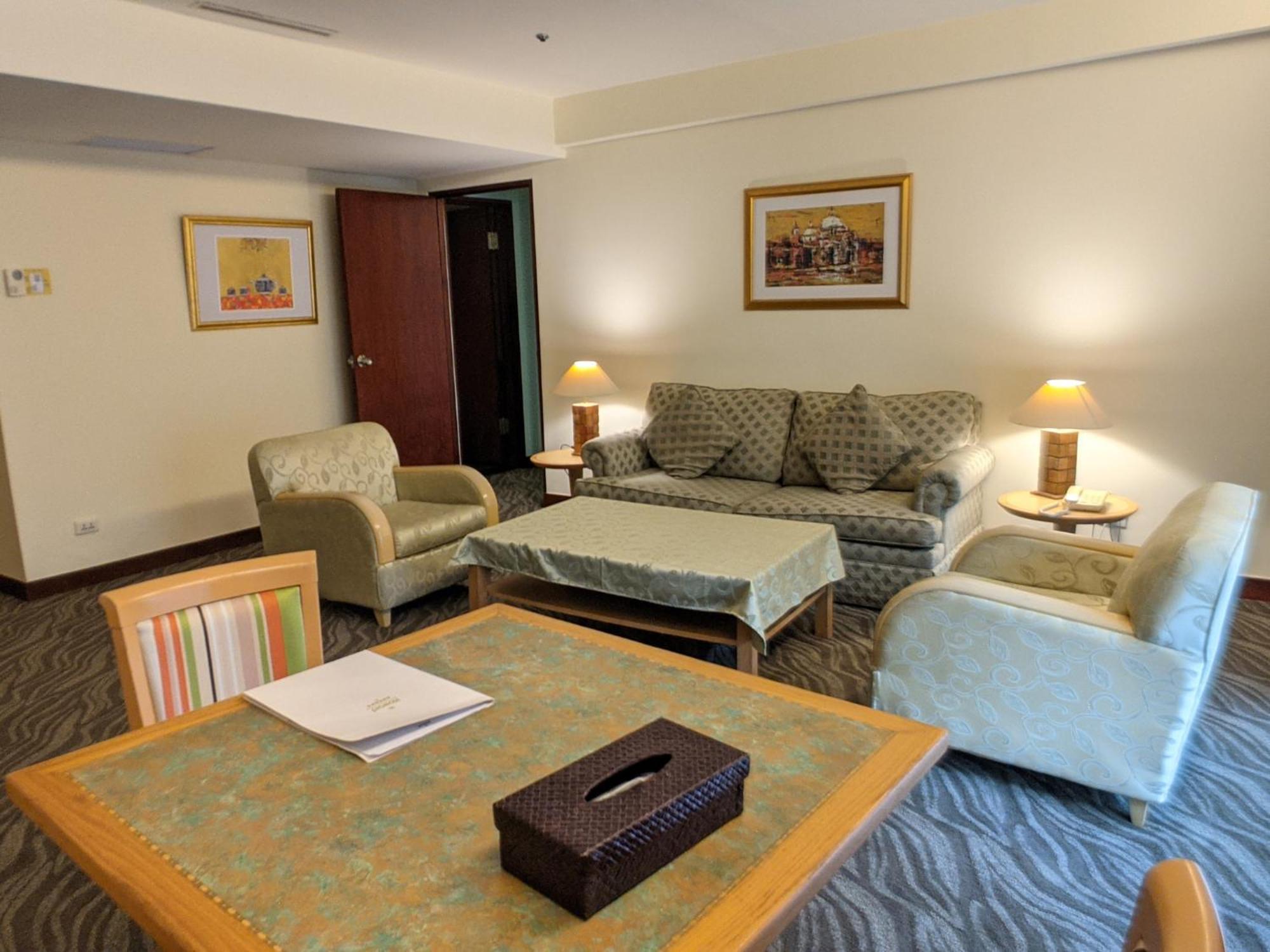 Howard Beach Resort Кэньдин Экстерьер фото A living room in a suite at the hotel