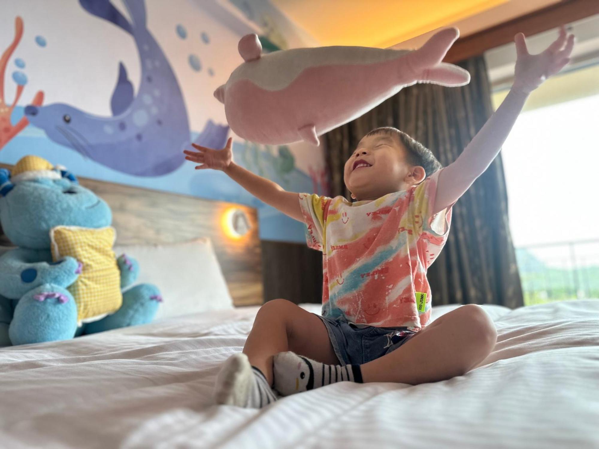 Howard Beach Resort Кэньдин Экстерьер фото A child playing with a toy