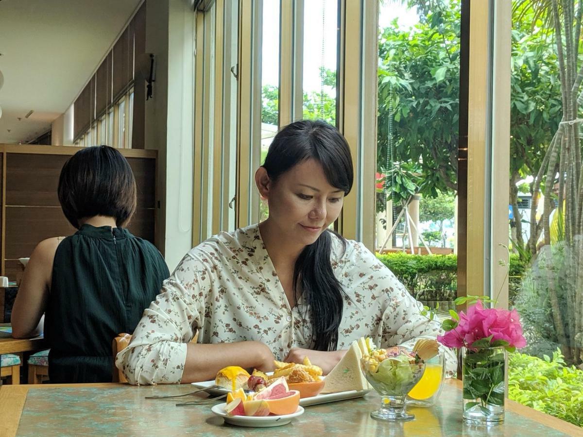 Howard Beach Resort Кэньдин Экстерьер фото A woman eating a meal