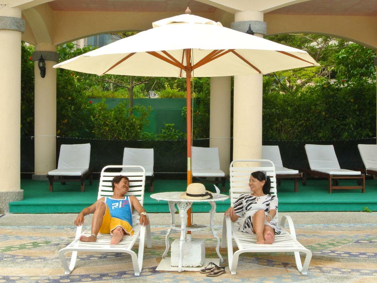 Howard Beach Resort Кэньдин Экстерьер фото A patio umbrella