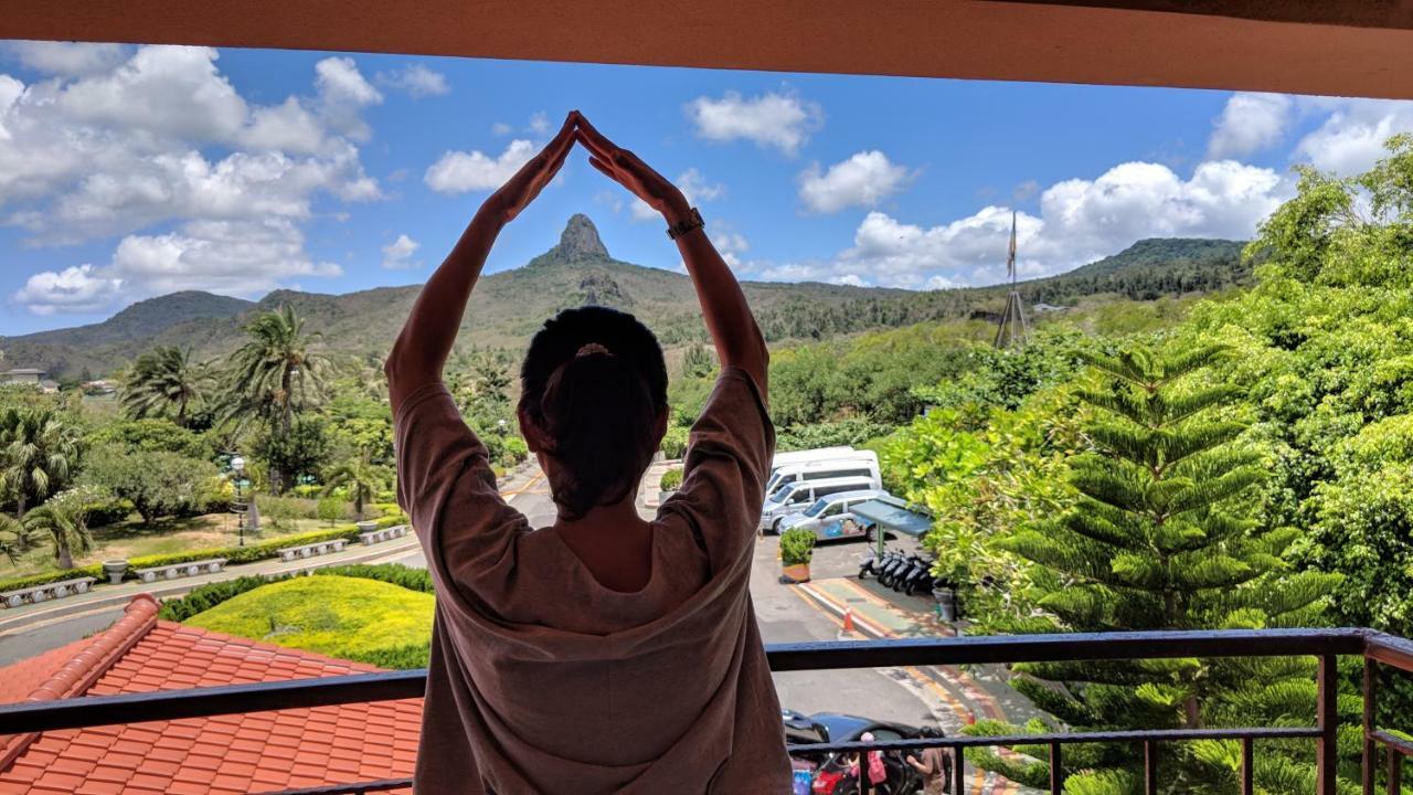 Howard Beach Resort Кэньдин Экстерьер фото The view of Mount Apo from the Davao City side