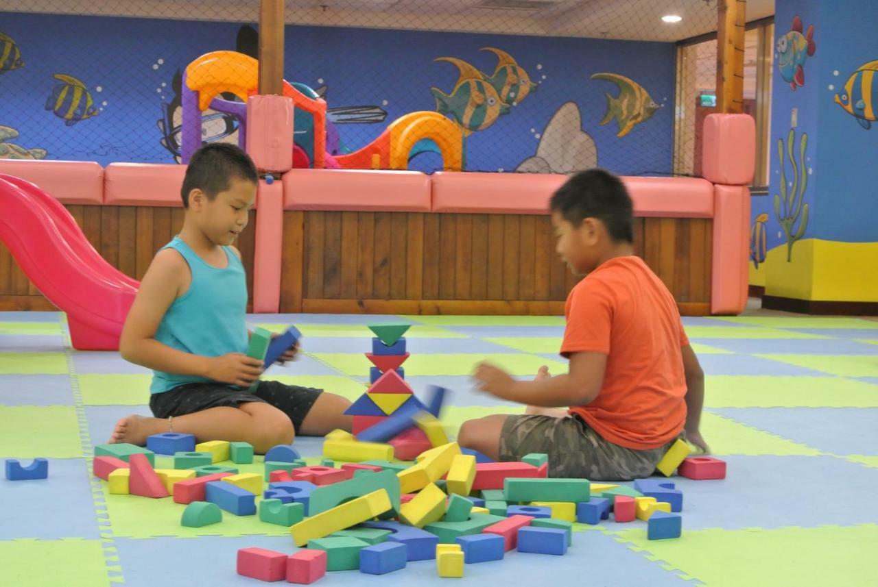 Howard Beach Resort Кэньдин Экстерьер фото Children playing with blocks