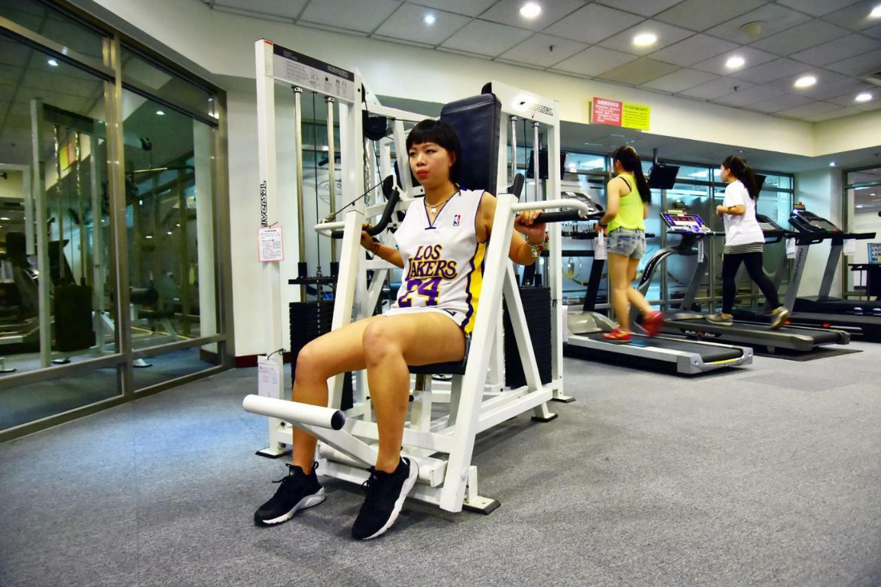 Howard Beach Resort Кэньдин Экстерьер фото A woman performing a leg press