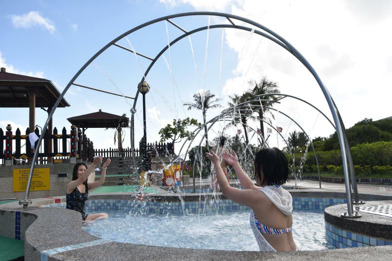 Howard Beach Resort Кэньдин Экстерьер фото Fountain at the park