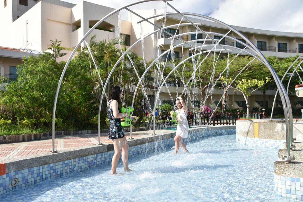 Howard Beach Resort Кэньдин Экстерьер фото Fountains at the park