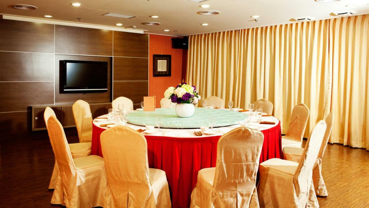 Howard Beach Resort Кэньдин Экстерьер фото A round table with a red tablecloth