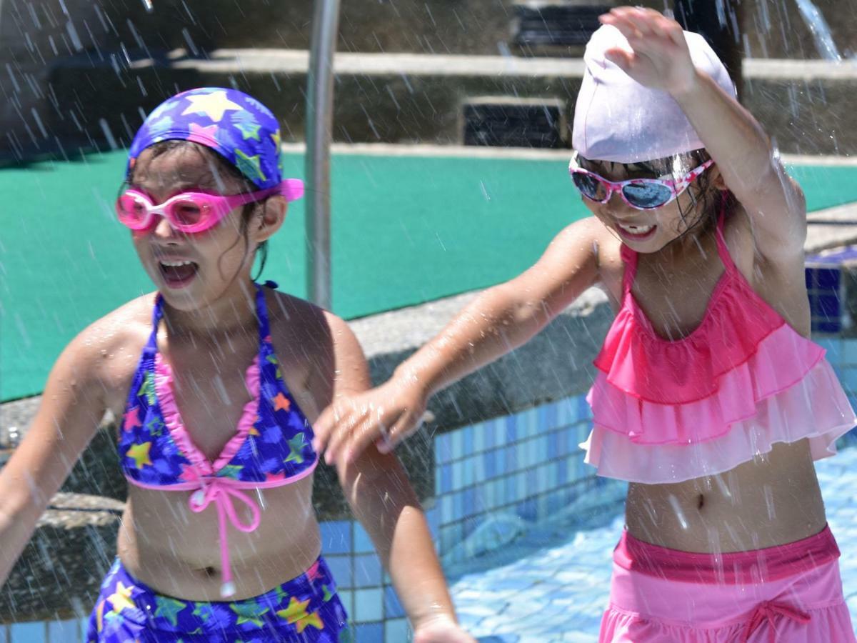 Howard Beach Resort Кэньдин Экстерьер фото Two girls wearing swim caps