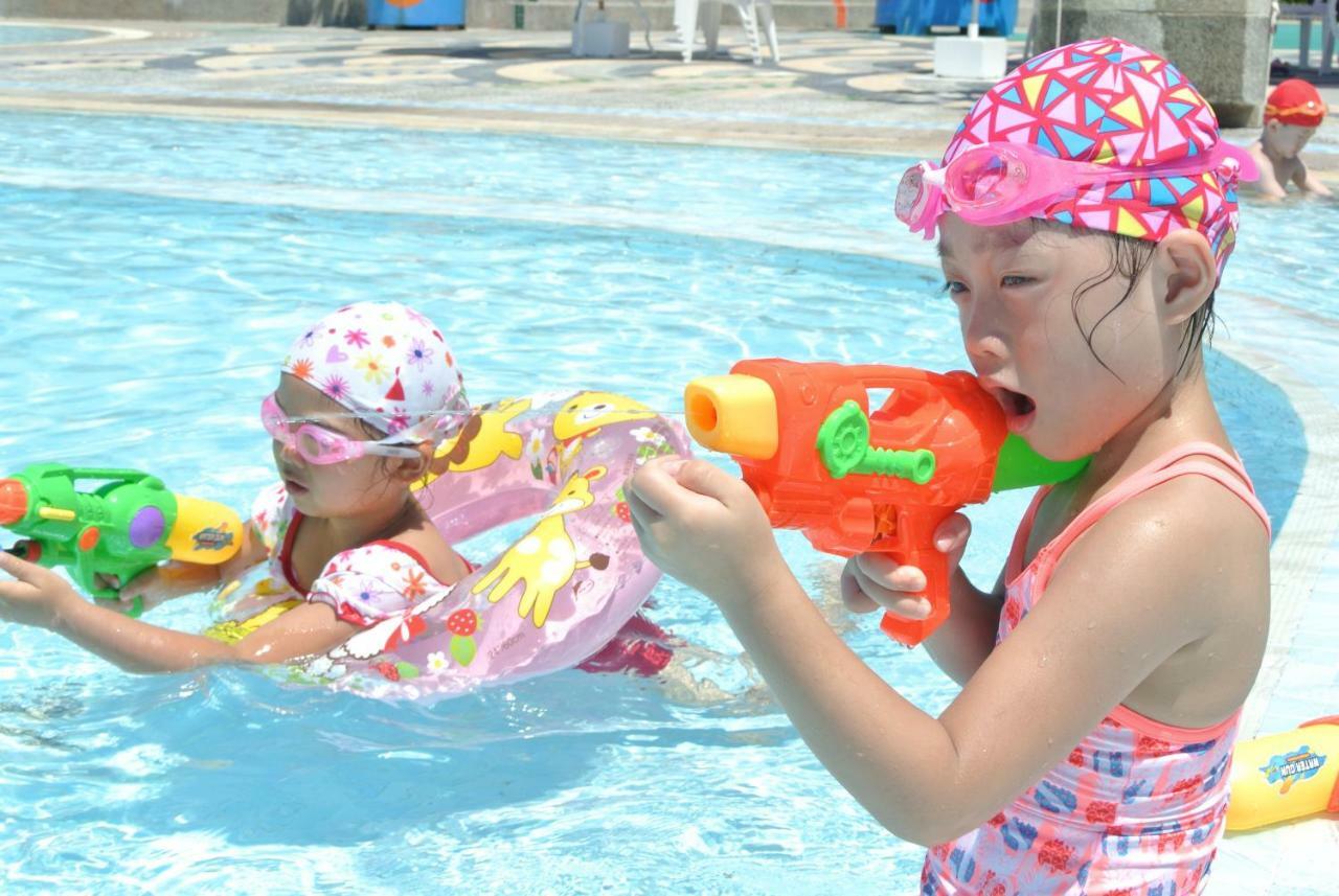 Howard Beach Resort Кэньдин Экстерьер фото Children playing with water guns