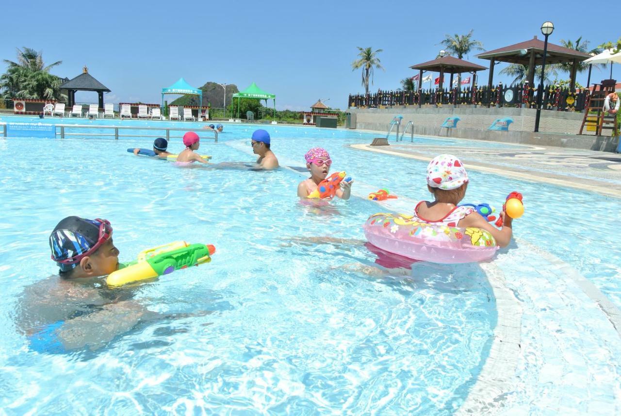 Howard Beach Resort Кэньдин Экстерьер фото Children playing in a swimming pool