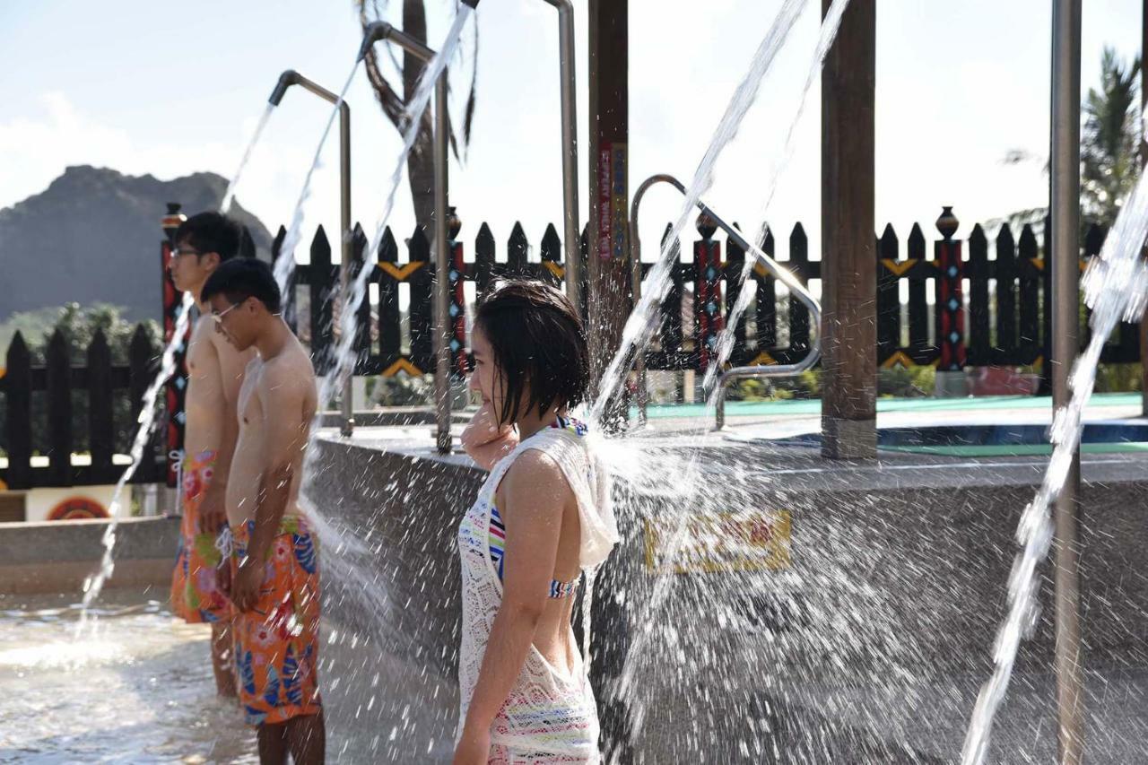 Howard Beach Resort Кэньдин Экстерьер фото A shower at a water park