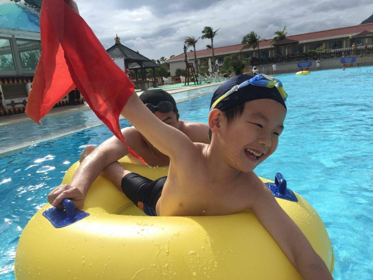 Howard Beach Resort Кэньдин Экстерьер фото Children playing in a swimming pool