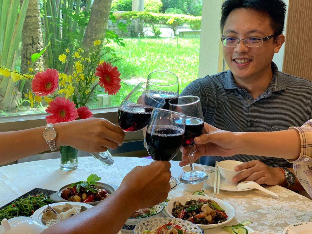 Howard Beach Resort Кэньдин Экстерьер фото A toast with wine